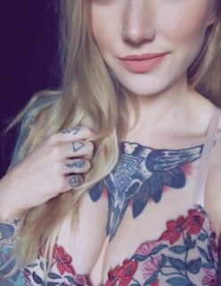 Fotos de uma linda loirinha gostosa cheia de tatuagem
