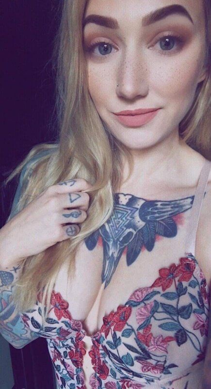 Fotos de uma linda loirinha gostosa cheia de tatuagem
